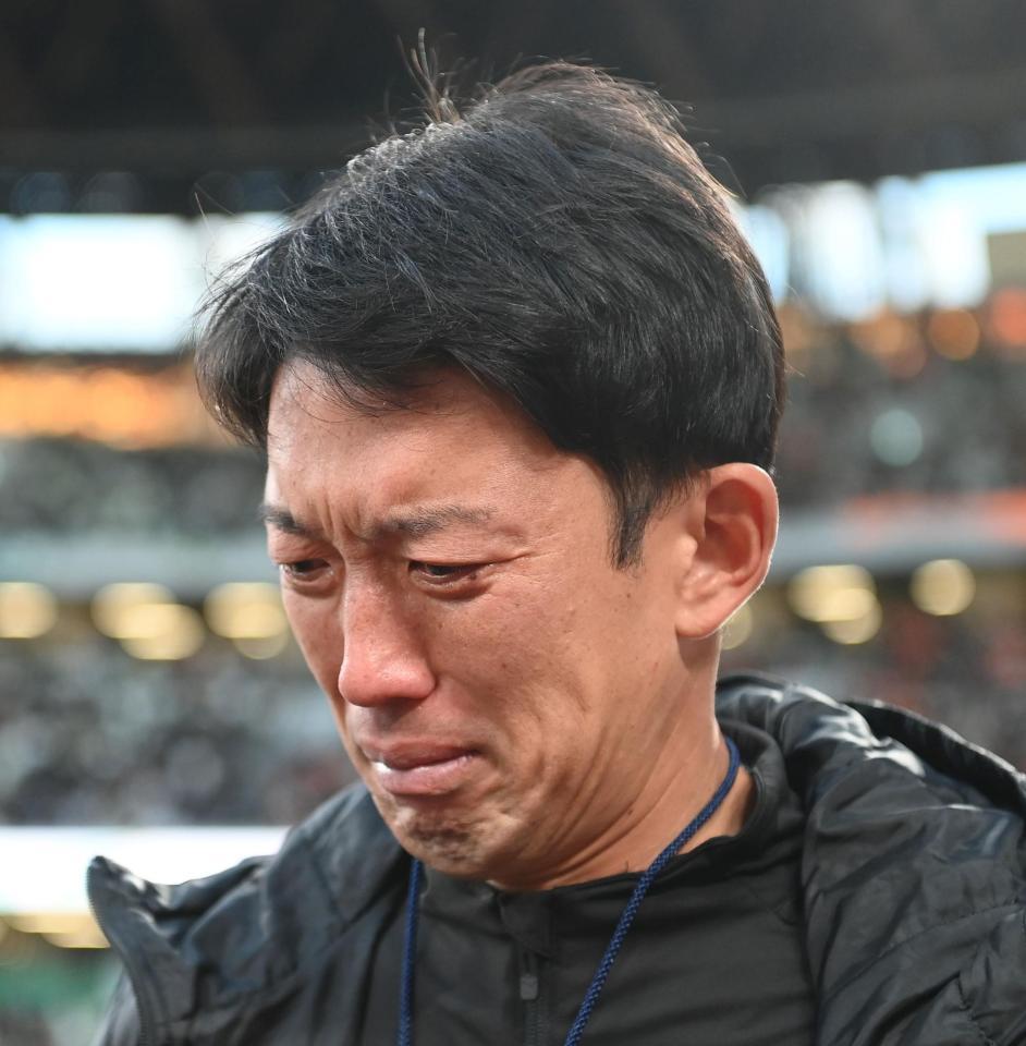 　試合後、肩を落とす清水・権田修一（撮影・堀内翔）