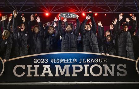 　サッカーＪ１神戸の初優勝を祝う会でシャーレを掲げる選手ら＝３日夜、神戸市中央区