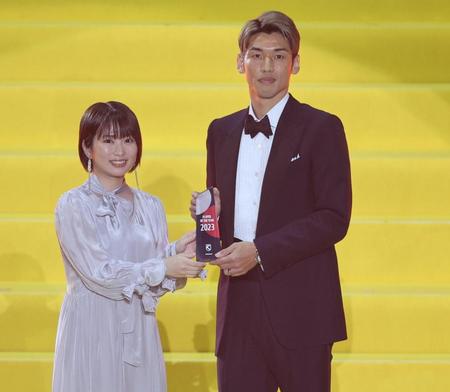 　最優秀選手賞に輝いた神戸・大迫勇也。左はプレゼンターの志田未来