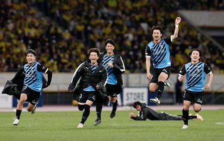 　サッカー天皇杯決勝で、柏とのＰＫ戦を制して優勝を果たし、駆け出す川崎の選手たち