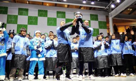 　ファン、サポーターへの天皇杯優勝報告会で天皇杯を掲げる川崎・シミッチ（左）とレアンドロダミアン