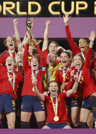 　サッカー女子Ｗ杯で初優勝を果たし、喜ぶスペインの選手たち＝８月、シドニー（ゲッティ＝共同）