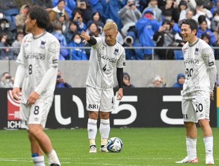 　前半、フリーキックの狙いを定める日本代表フレンズ・本田圭佑（中央）＝撮影・高部洋祐