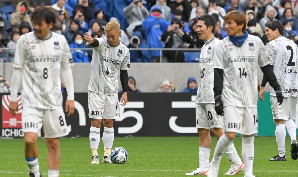 　前半、フリーキックの狙いを定める日本代表フレンズ・本田圭佑（左から２人目）。左端は松井大輔。右から内田篤人、乾貴士、玉田圭司（撮影・高部洋祐）