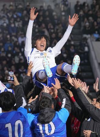 　引退試合を終え、胴上げされるサッカー元日本代表ＭＦの中村俊輔さん＝ニッパツ
