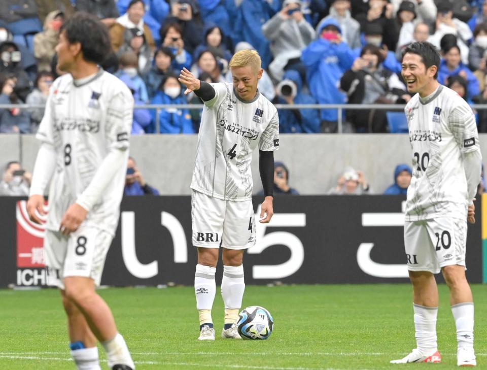 　前半、フリーキックの狙いを定める本田圭佑（中央）