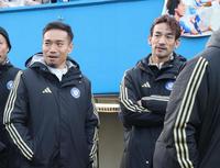 　試合後、中田英寿さん（右）と談笑するＦＣ東京・長友