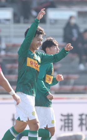 　後半、チーム３点目のゴールを決め喜ぶ静岡学園・神田（手前）