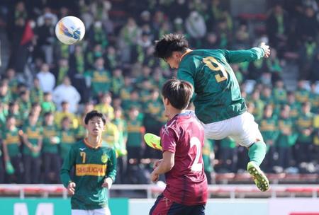 　後半、チーム３点目のゴールを決める静岡学園・神田