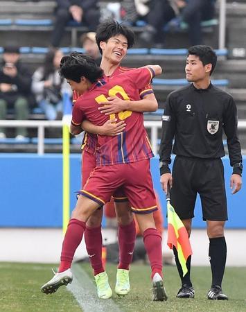 　後半、２点目のゴールを決め北藤朔（手前）と抱き合う神戸弘陵・馬場悠平（撮影・開出牧）