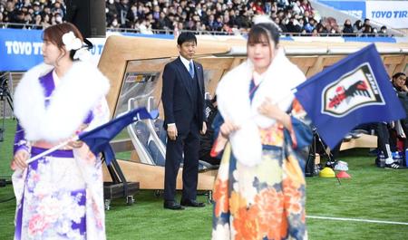 　試合前、ベンチ前から選手の入場を見つめる森保監督（撮影・棚橋慶太）