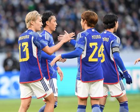 後半、ゴールを決めた中村敬斗（左）を祝福する日本代表イレブン＝国立競技場（撮影・棚橋慶太）
