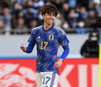 　後半、先制ゴールを決めガッツポーズする田中碧（撮影・棚橋慶太）