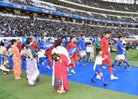 　晴れ着姿の女性が並ぶ中、入場する両イレブン（撮影・棚橋慶太）