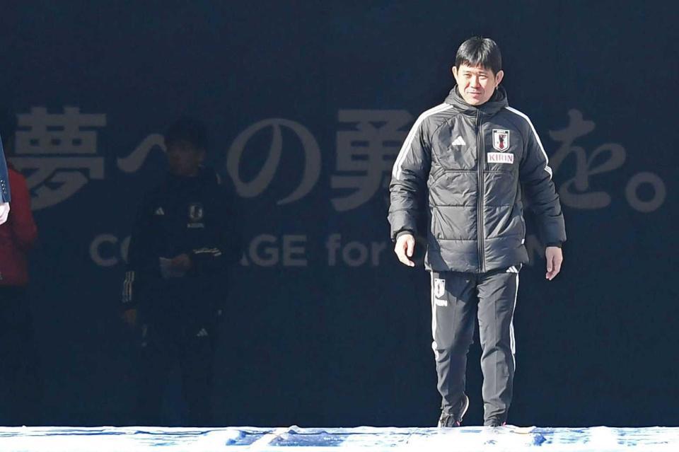 　グラウンドへ向かう日本代表・森保監督（撮影・棚橋慶太）
