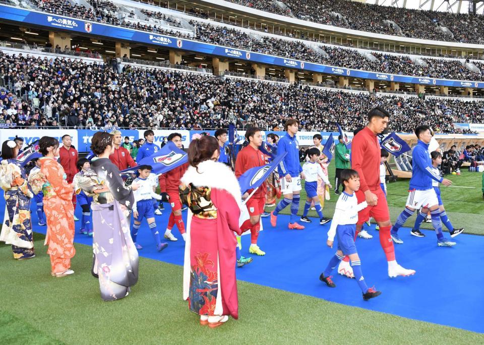 　晴れ着姿の女性が並ぶ中、入場する両イレブン（撮影・棚橋慶太）