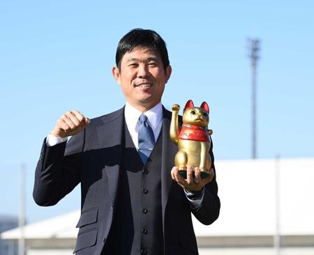 　アジアカップ優勝を見据えるサッカー日本代表・森保一監督。招き猫を手に勝利も招き入れたい！？
