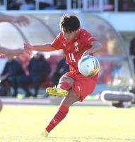 　後半、ＦＫからゴールを決める神村学園・名和田我空（撮影・堀内翔）