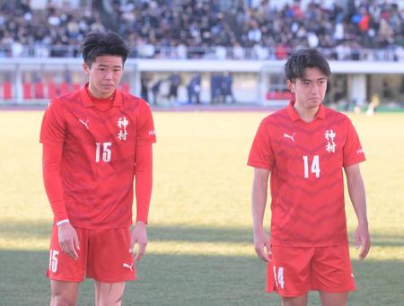 　試合後、肩を落とす神村学園・吉永（左）、名和田