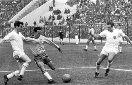　１９６２年サッカーＷ杯チリ大会準々決勝のイングランド戦でシュートを放つブラジルのマリオ・ザガロさん（左から２人目）＝（ＡＰ＝共同）
