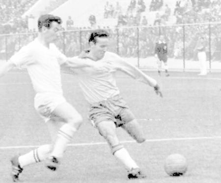 　１９６２年サッカーＷ杯チリ大会準々決勝のイングランド戦でシュートを放つブラジルのマリオ・ザガロさん（共同）