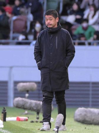　試合中、選手の動きに視線を向ける近江・前田監督