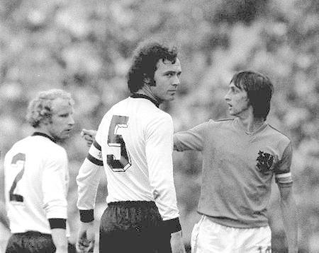 　１９７４年のＷ杯西ドイツ大会決勝に出場したベッケンバウアー（中央）＝ミュンヘン（ＡＰ＝共同）