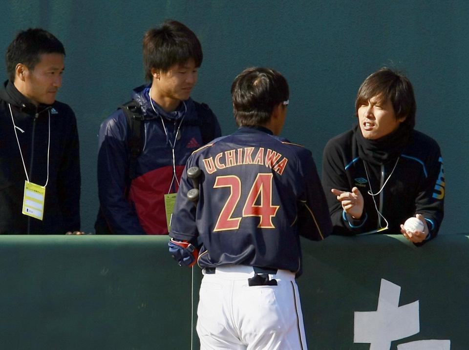 　ＷＢＣ日本代表合宿の練習を見に訪れ、内川と雑談する遠藤保仁（右）と今野泰幸（左）＝２０１３年