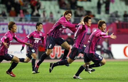 　Ｃ大阪時代にゴールを決め、歓喜する横山知伸さん（右から２人目）＝２０１２年１２月