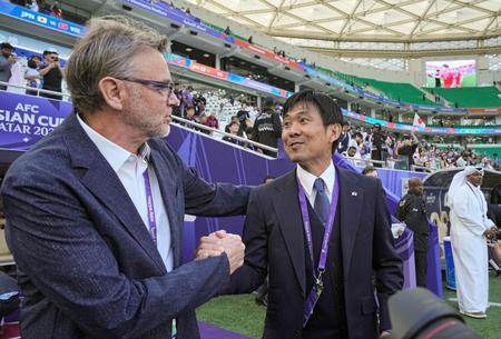 サッカー　試合前にトルシエ監督と森保監督がガッチリ握手＆健闘誓う　日韓Ｗ杯で日本代表を率いたベトナム代表指揮官