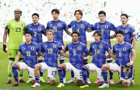 犠牲者哀悼のため喪章着用　サッカーアジア杯の日本代表