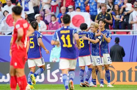 日本代表　アジアカップ初戦でベトナムとの撃ち合い制す　Ａ代表史上初の１１連勝　試合後にはトルシエ監督が祝福