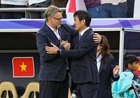 　試合を終え、健闘をたたえ合う森保監督（右）とベトナムのトルシエ監督