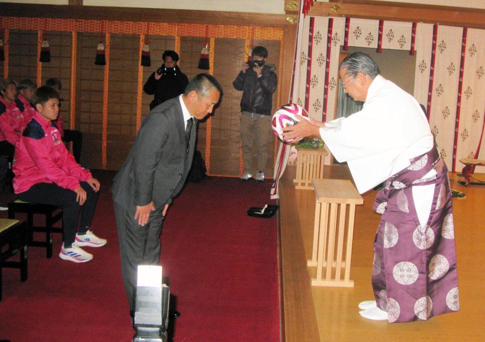 　ボールを奉納するＣ大阪・森島寛晃社長（中央）。左は選手会長のＤＦ進藤亮佑