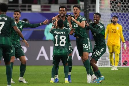 　サッカーのアジア杯、オマーン戦で勝ち越しゴールを喜ぶサウジアラビアの選手たち＝１６日、ドーハ（ゲッティ＝共同）