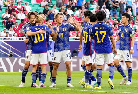 　後半、上田（左端）がチーム２点目のゴールを決め、喜ぶ日本