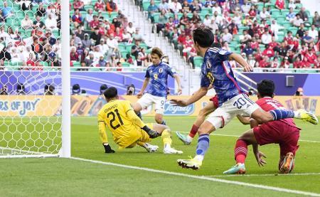 　日本-インドネシア　後半、チーム２点目のゴールを決める上田（奥）＝ドーハ（共同）