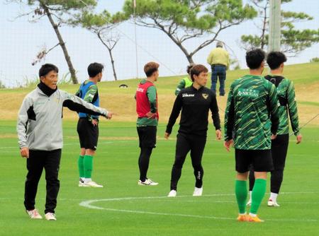 　練習中、積極的に選手へ声をかける東京Ｖ・城福監督（左）