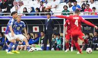 　前半、試合を見守る森保監督（中央）