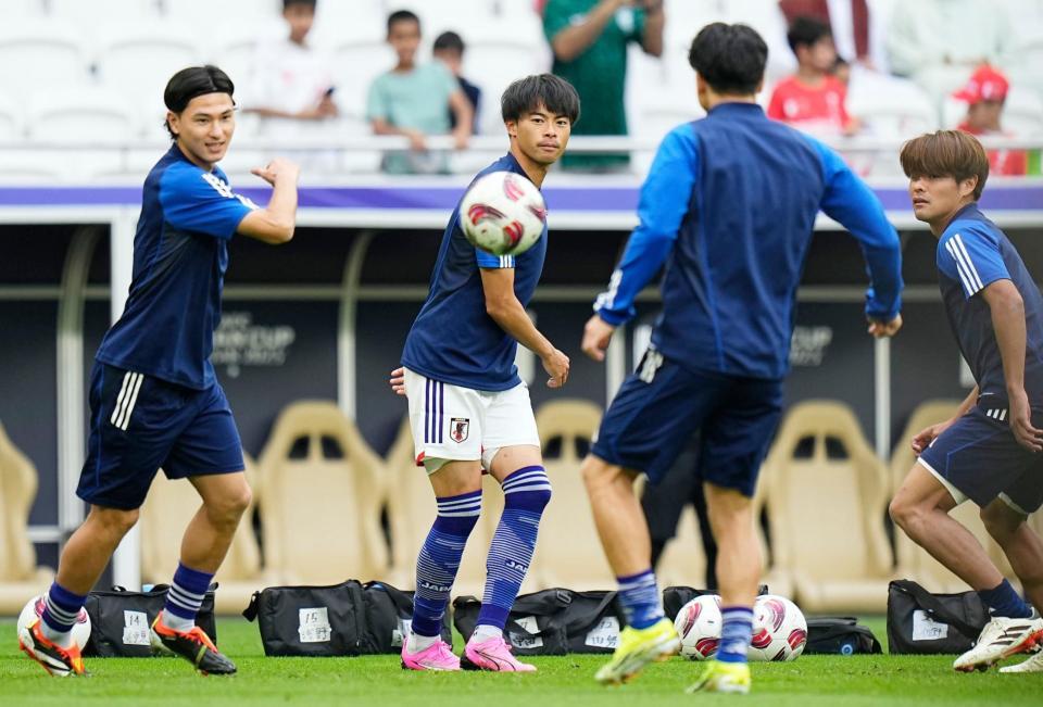 　試合前にウオーミングアップする三笘（左から２人目）ら