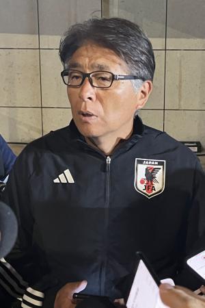 　取材に応じる日本サッカー協会の山本昌邦ナショナルチームダイレクター＝１日、ドーハ（共同）