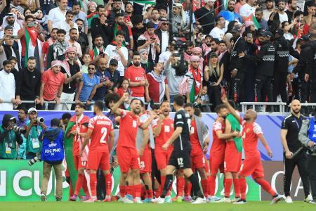 　サッカー・アジアカップ準々決勝、タジキスタン戦で勝利し、喜ぶヨルダンの選手ら＝２日、アルラヤン（ＡＰ＝共同）