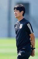 準々決勝のイラン戦に向けた練習に臨む森保監督＝ドーハ（共同）　