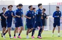 　準々決勝のイラン戦に向け、調整する日本代表＝ドーハ（共同）