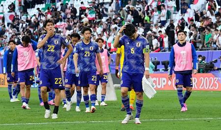 　イランに敗れ、頭を抱える遠藤（６）