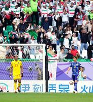 　後半、イランにゴールを決められた日本。ＧＫ鈴木