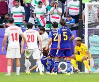 　試合終了間際、ペナルティーエリア内でイラン選手を倒す板倉（中央下）。ＰＫを与え勝ち越された
