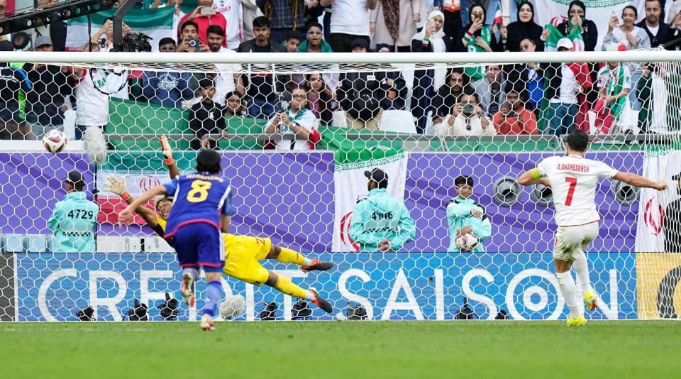 　試合終了間際、イランのジャハンバフシュ（７）に決勝ＰＫを決められた日本。ＧＫ鈴木