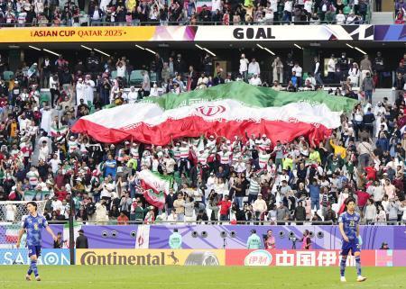 　日本-イラン　試合終了間際、ＰＫで勝ち越し、大喜びのイランサポーター＝アルラヤン（共同）