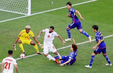 日本は４強ならず、狂った歯車　ロングボールに防戦一方
